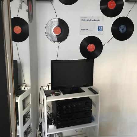 Апартаменти Studio Black And White Лодзь Екстер'єр фото